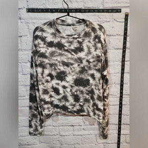 Mudd cropped top with black and white tie dye pattern Size S (Juniors)
